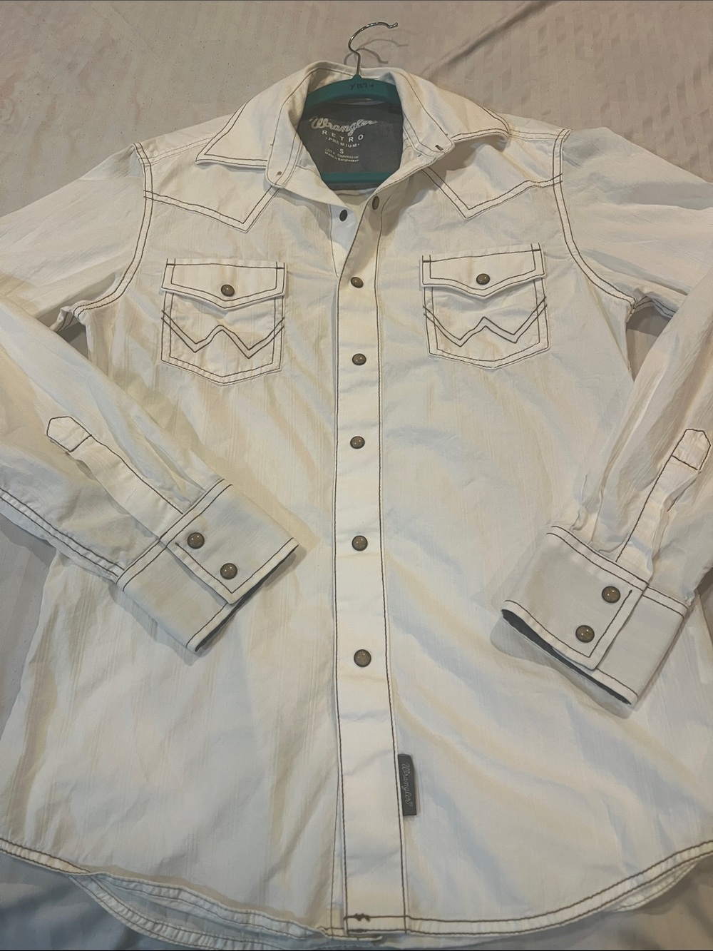 Wrangler Retro Men White Western-Style Button-Down Shirt with Contrast Stitching